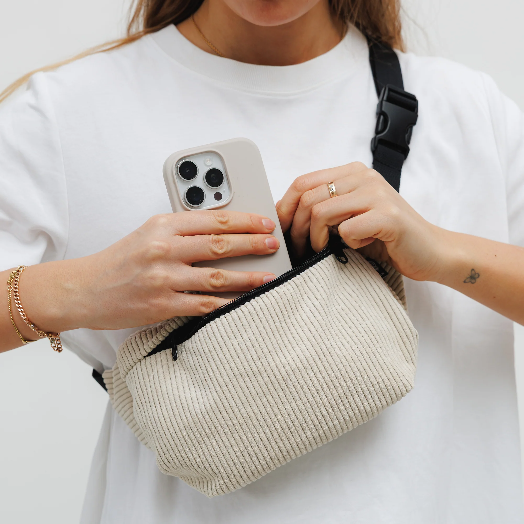 Bauchtasche Medium Eckig Cord - Image 17