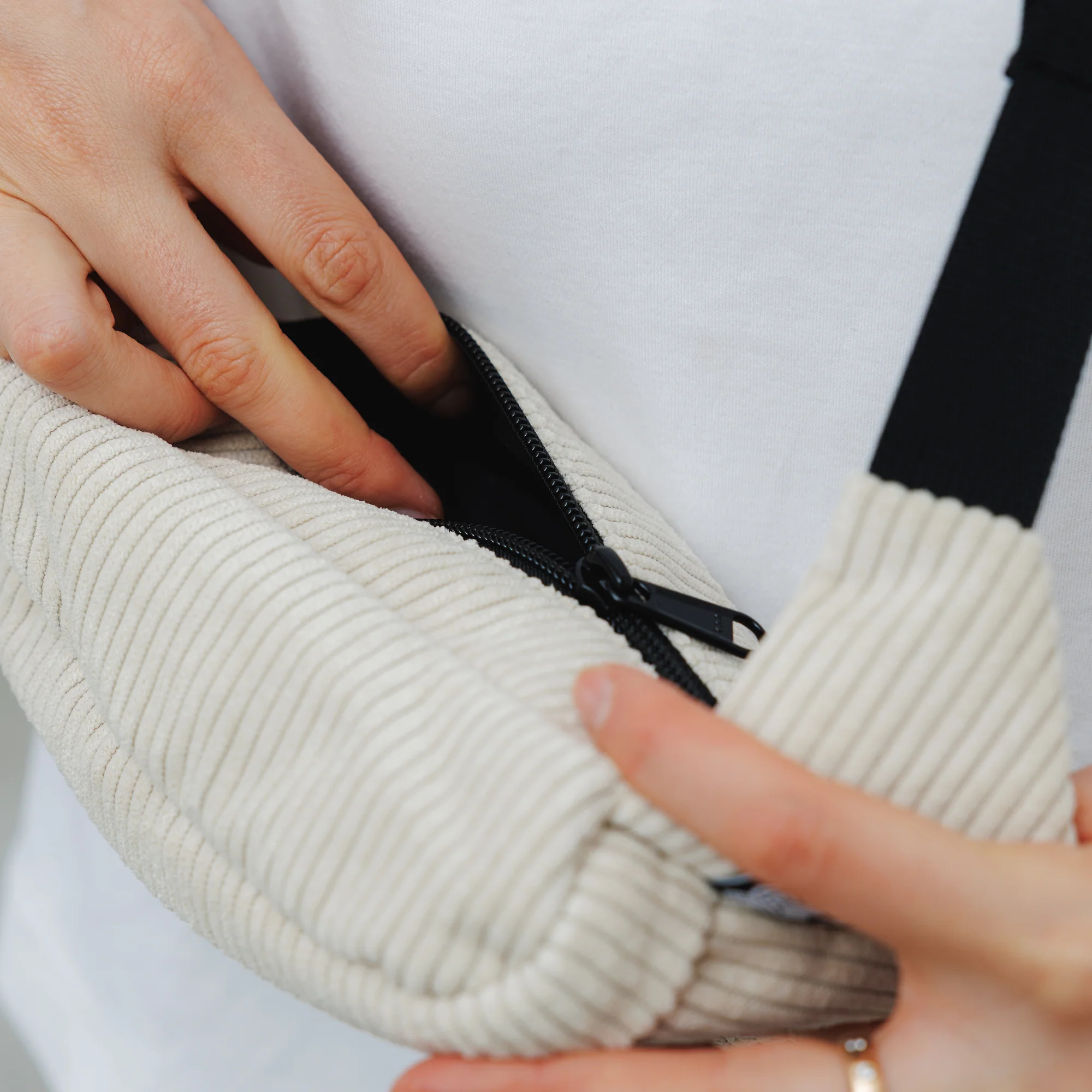 Bauchtasche Medium Eckig Cord - Image 21