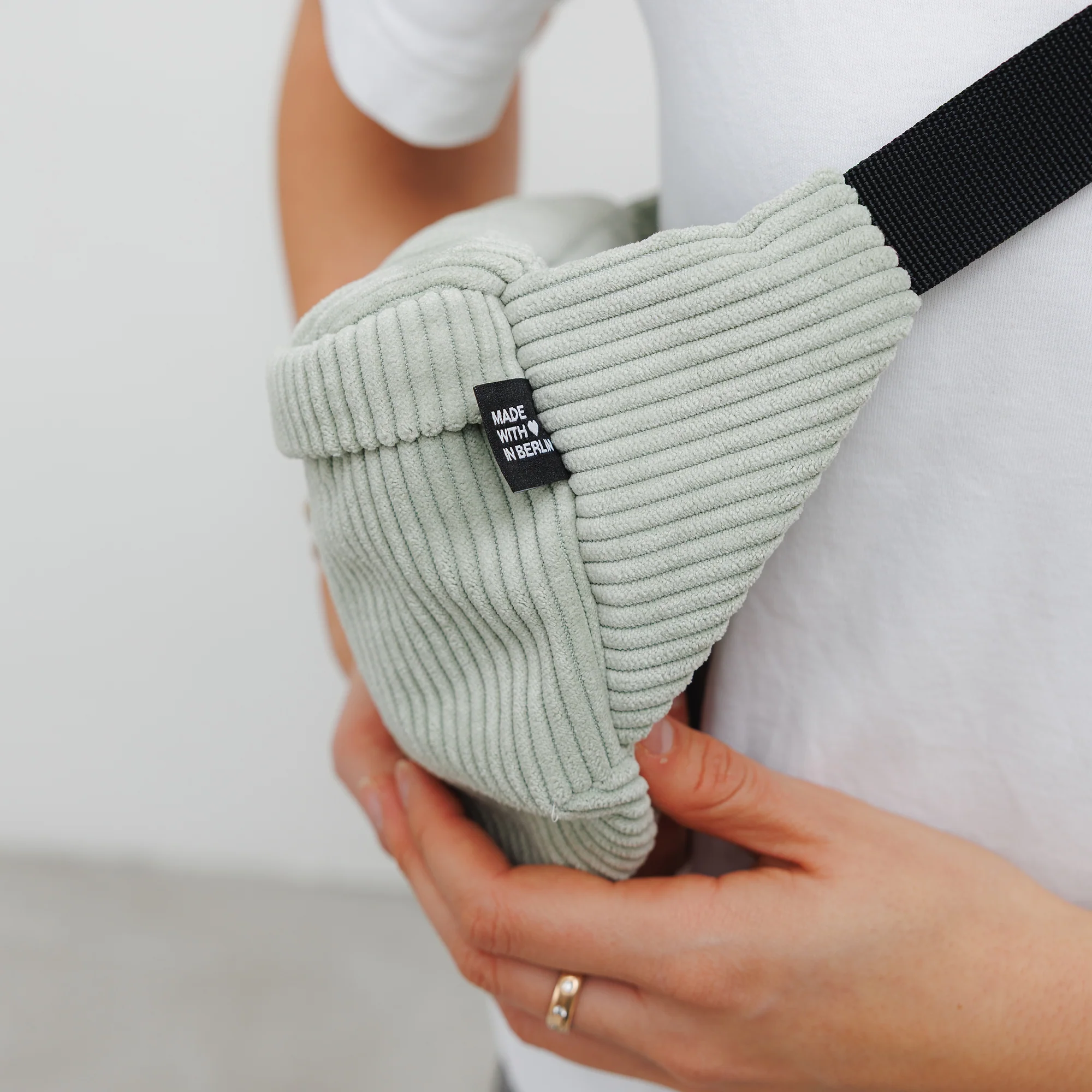 Bauchtasche Medium Eckig Cord - Image 33