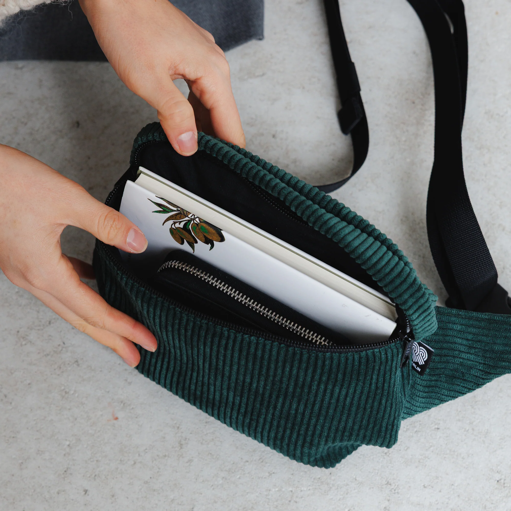 Bauchtasche Medium Eckig Cord - Image 43