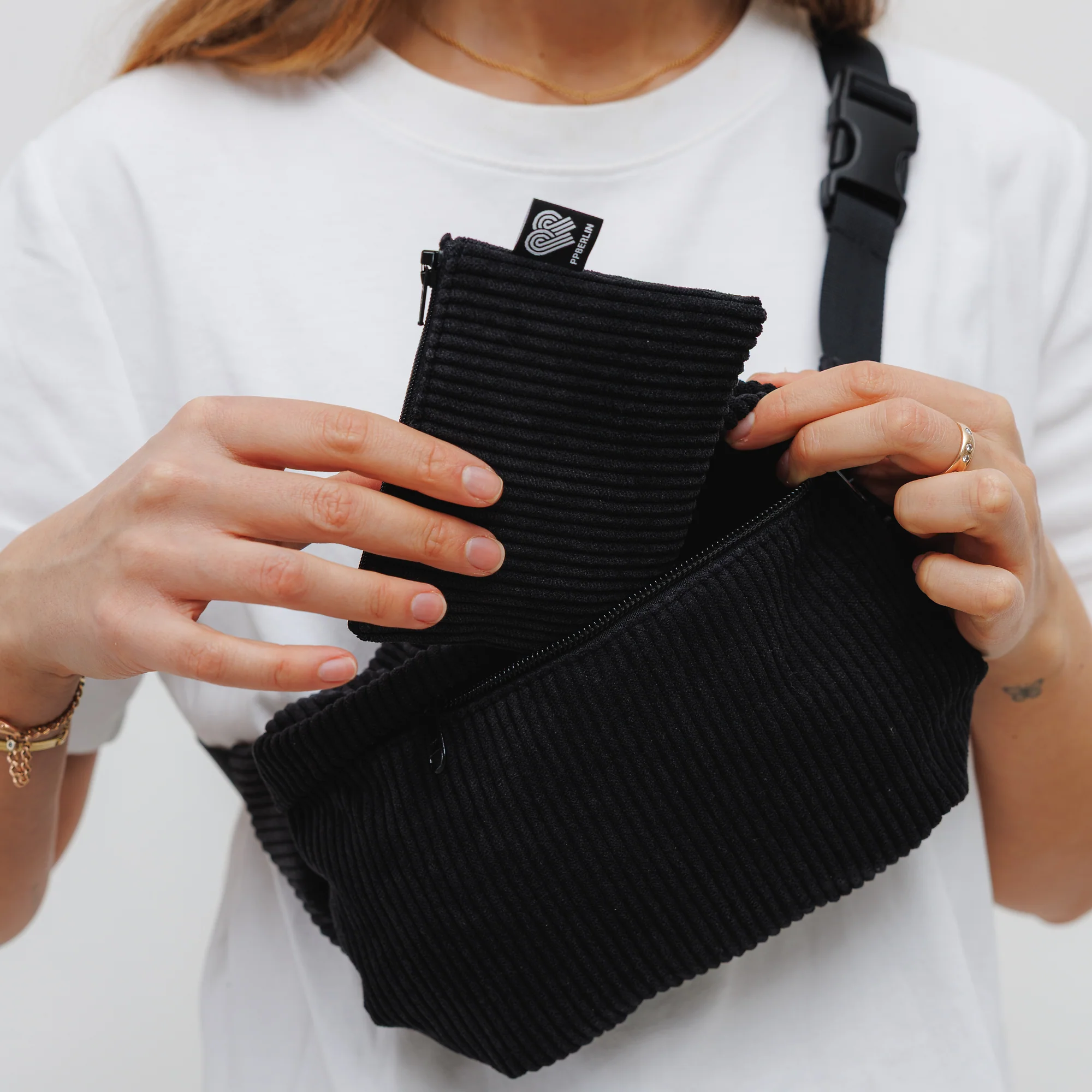 Bauchtasche Medium Eckig Cord - Image 6